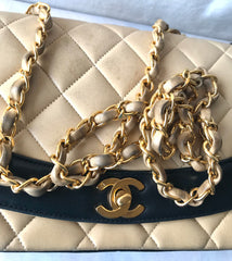 Vintage CHANEL beige and black frame lambskin 2.55 classic flap shoulder bag with golden CC. Popular purse Diana bag. 0403178