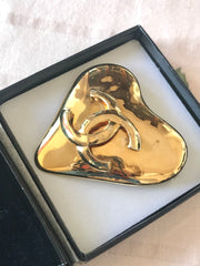 Vintage CHANEL golden heart brooch with CC mark. Cute jewelry piece for jackets, hat, shirts and more.