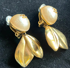 Vintage CHANEL flower and leaf design faux pearl CC earrings. Dangle earrings. Rare and elegant Chanel jewelry. 0412061