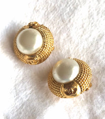 Vintage CHANEL gold tone round earrings with faux pearl and CC motifs. Great and rare Chanel vintage jewelry gift. 0406013
