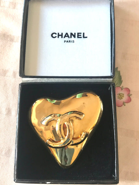 Vintage CHANEL golden heart brooch with CC mark. Cute jewelry