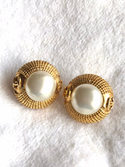 Vintage CHANEL gold tone round earrings with faux pearl and CC motifs. Great and rare Chanel vintage jewelry gift. 0406013