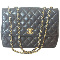 80's vintage CHANEL classic 2.55 black lambskin double chain shoulder bag with golden CC closure. Perfect daily use bag