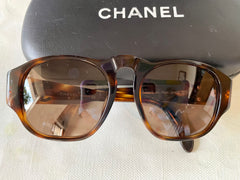 Vintage CHANEL brown oval frame sunglasses with golden CC motifs at sides. Mod and chic eyewear you must get. 0411041
