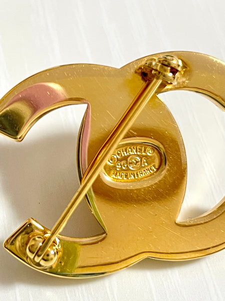 Chanel Signature CC Chain Logo Brooch Pin in Gold Metal with Black Leather  – Trusty