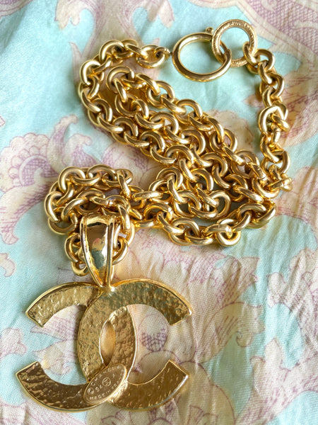 MINT. Vintage CHANEL golden chain necklace with large CC mark logo pen –  eNdApPi ***where you can find your favorite designer  vintages..authentic, affordable, and lovable.