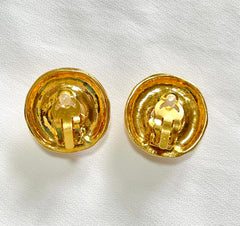 Vintage CHANEL golden round shape faux pearl earrings with cutout logo. Chic and elegant look. 0409211