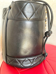 Vintage CHANEL black lambskin bucket hobo drum shoulder bag with golden chain strap, CC mark, and drawstring. 041205bs3