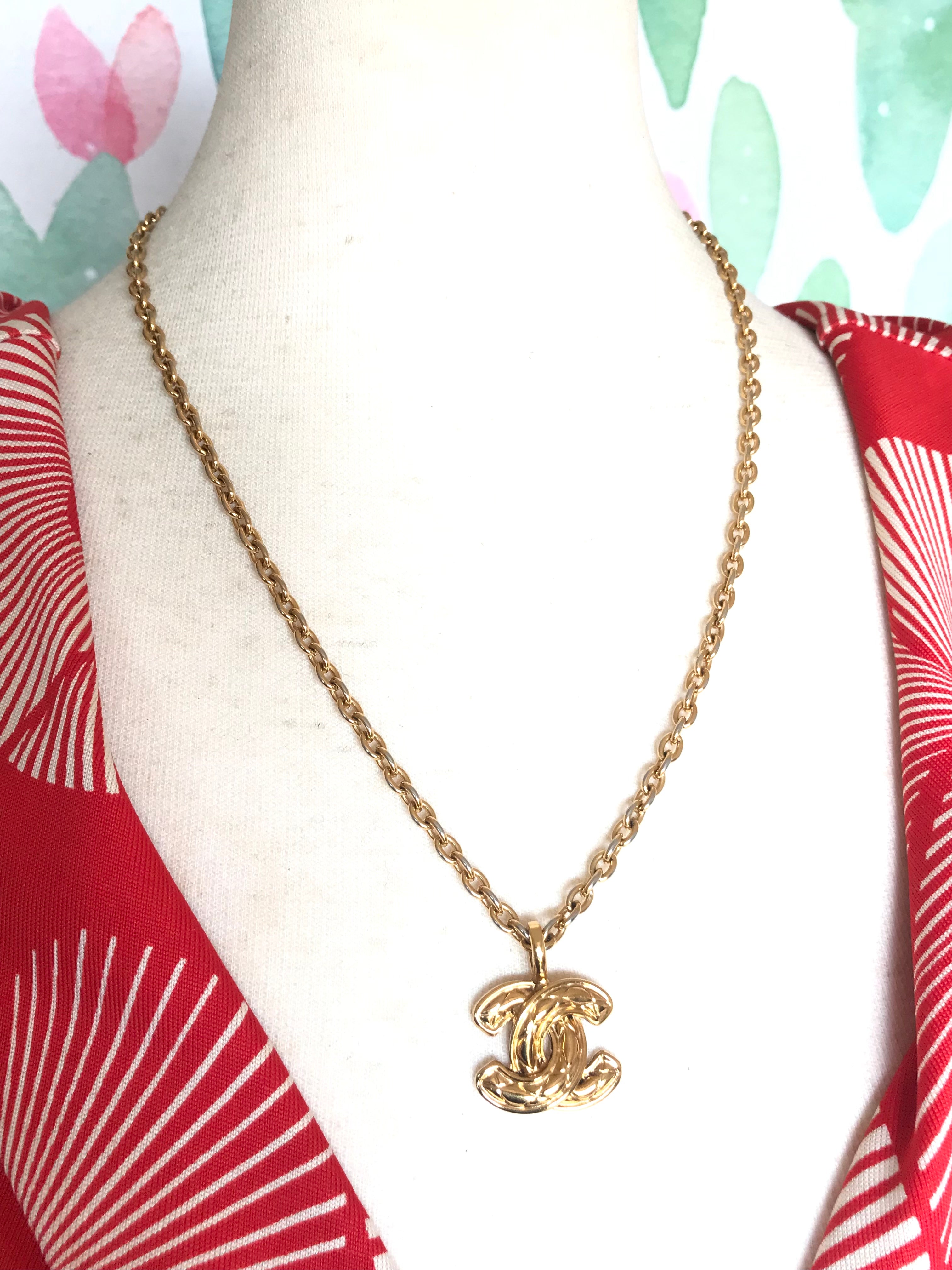 Vintage CHANEL classic chain necklace with mini matelasse CC mark