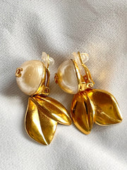 Vintage CHANEL flower and leaf design faux pearl CC earrings. Dangle earrings. Rare and elegant Chanel jewelry. 0412061