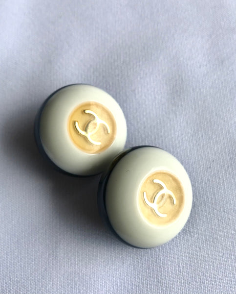 Chanel - Authenticated Chanel Earrings - Plastic White for Women, Very Good Condition