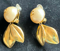 Vintage CHANEL flower and leaf design faux pearl CC earrings. Dangle earrings. Rare and elegant Chanel jewelry. 0412061