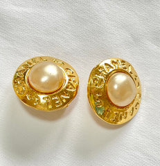 Vintage CHANEL golden round shape faux pearl earrings with cutout logo. Chic and elegant look. 0409211