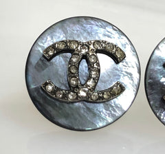 Vintage CHANEL black shell earrings with rhinestone crystal CC motif. Rare jewelry piece. 0410231