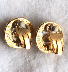 Vintage CHANEL golden round earrings with sun and CC mark motif faux pearl. Beautiful jewelry piece. 0406014