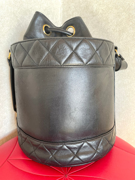 Vintage CHANEL black lambskin bucket hobo drum shoulder bag with golden  chain strap, CC mark, and drawstring. 041205bs3