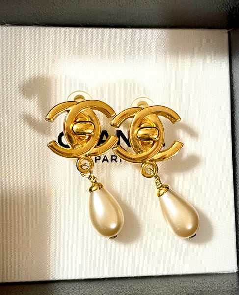 Vintage CHANEL golden turn lock CC and dangle pearl earrings. Very classic  and popular jewelry. Coco mark earrings. 050406m1