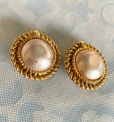 Vintage CHANEL golden earrings with pearl and CC motif. Classic Chanel vintage jewelry. 0410033