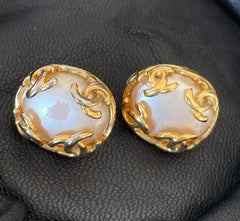 Vintage CHANEL golden CC and oval pearl earrings. Classic jewelry piece. 0501133an1