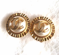 Vintage CHANEL golden round earrings with sun and CC mark motif faux pearl. Beautiful jewelry piece. 0406014