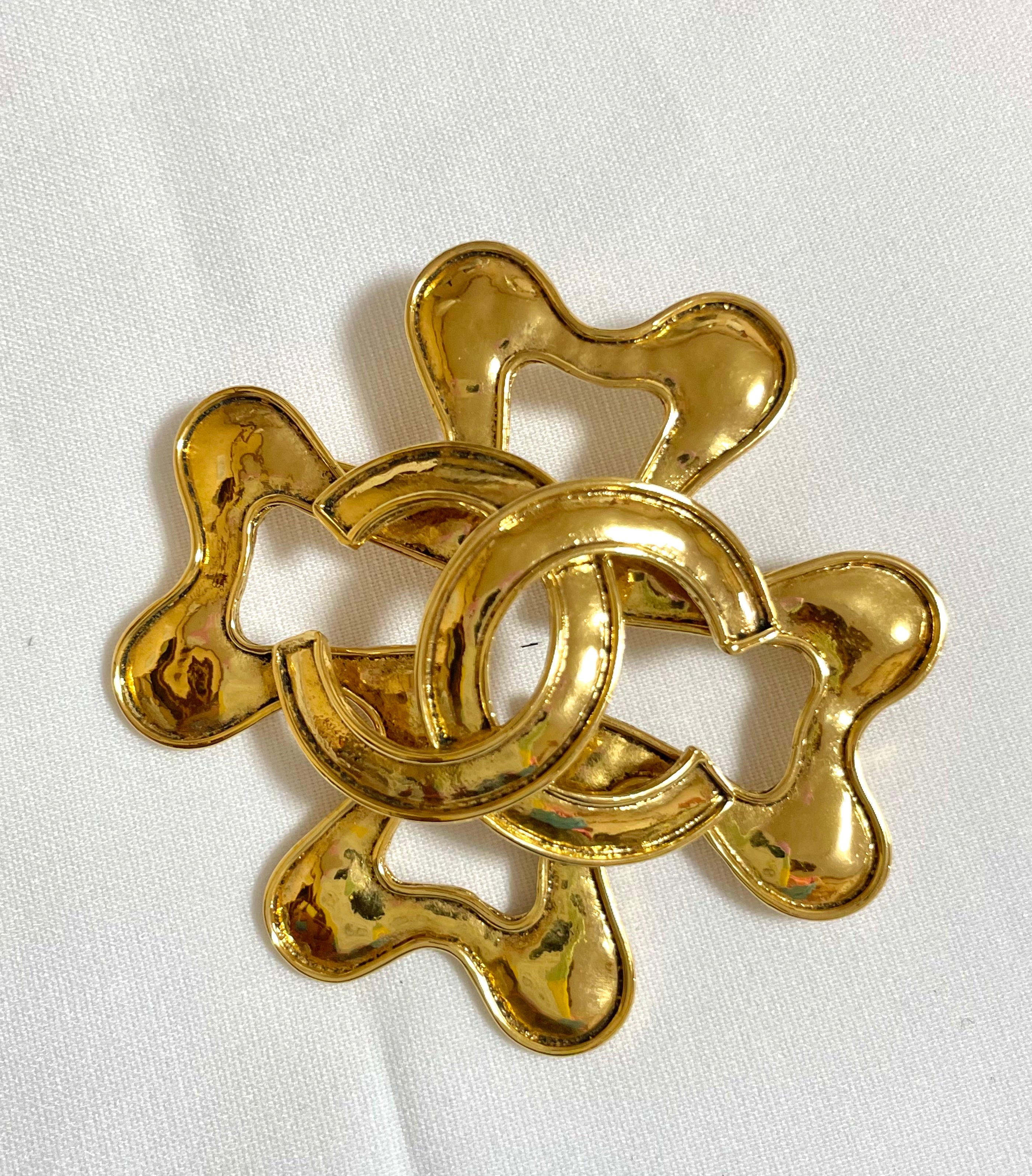 Vintage Chanel large flower clover brooch with CC mark. Gorgeous masterpiece jewelry. 0408244
