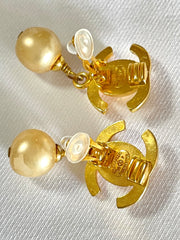 Vintage CHANEL golden turn lock CC and dangle pearl earrings. Very classic and popular jewelry. Coco mark earrings. 050327rc1