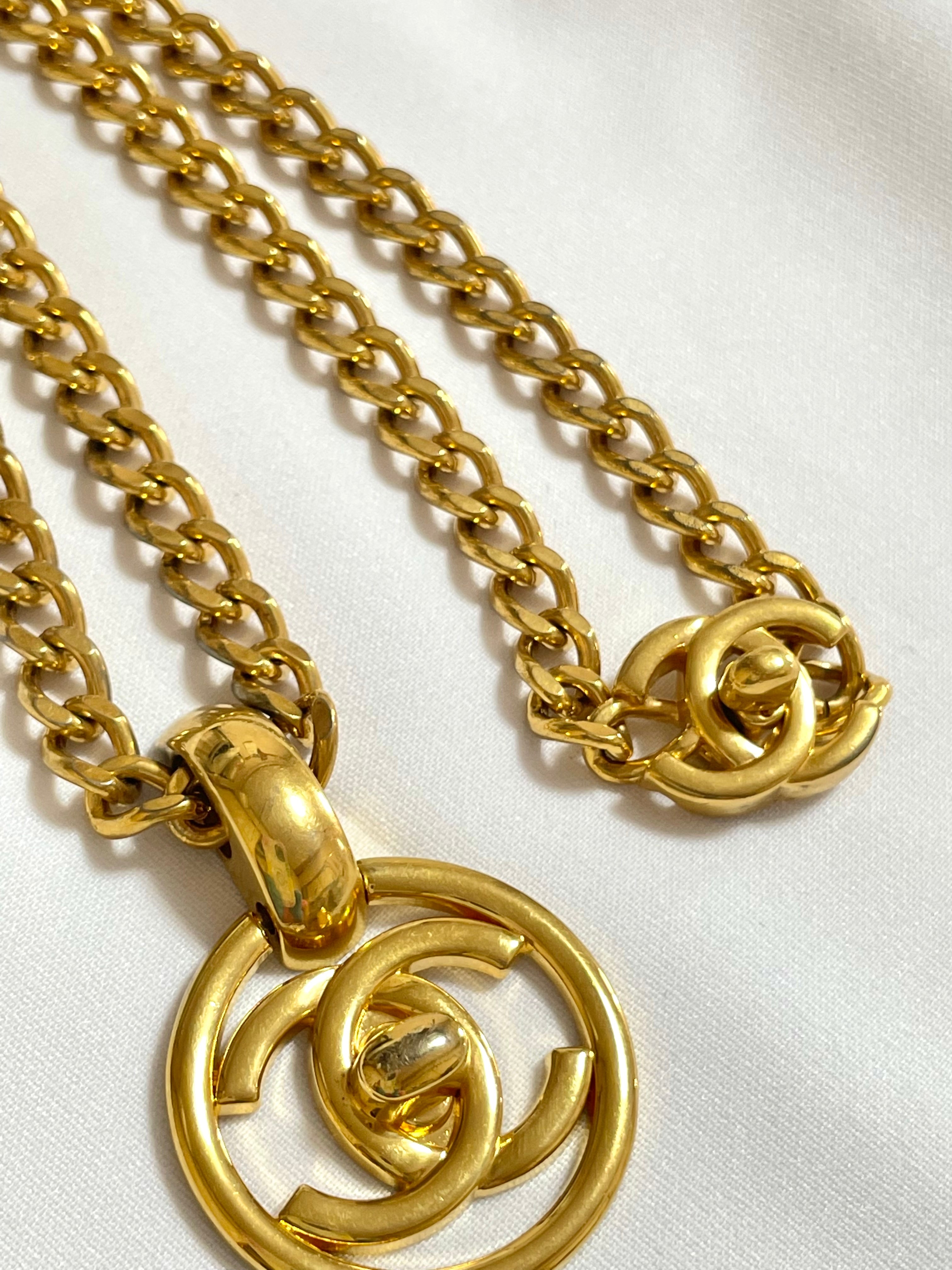 W2 Vintage CHANEL round turn lock CC top necklace with turnlock CC