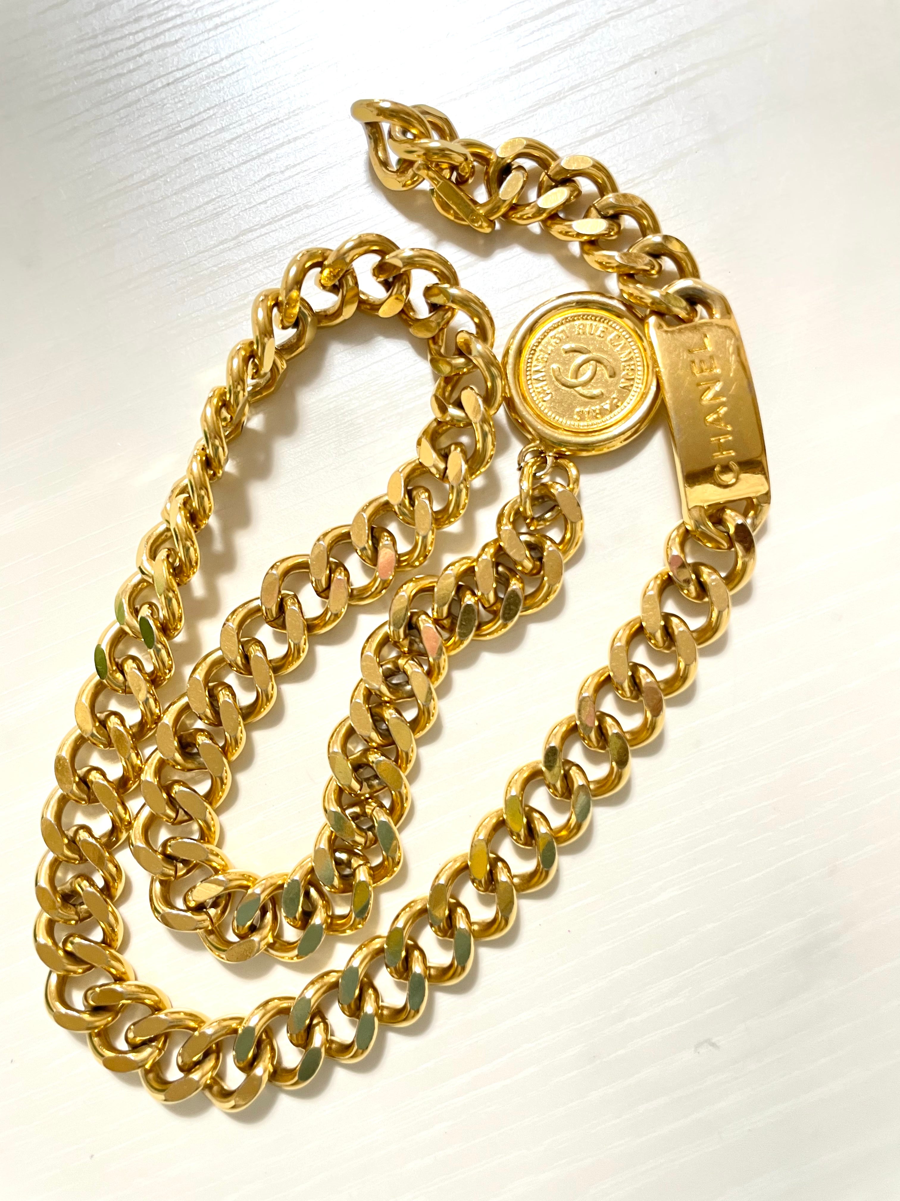 Vintage CHANEL golden thick chain belt with a CC charm and logo plate. 82cm. Classic belt. 0410244