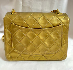 Vintage CHANEL golden lambskin flap chain shoulder bag, classic 2.55 mini purse with gold tone CC closure. 0409052