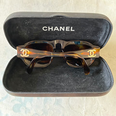 Vintage CHANEL brown oval frame sunglasses with golden CC motifs at sides. Mod and chic eyewear you must get. 0411041