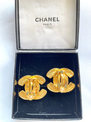 Vintage CHANEL matelasse CC mark earrings. Beautiful and rare jewelry. 050327ya1