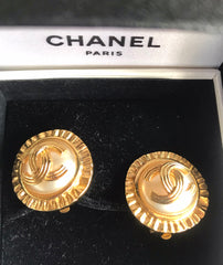 Vintage CHANEL golden round earrings with sun and CC mark motif faux pearl. Beautiful jewelry piece. 0406014