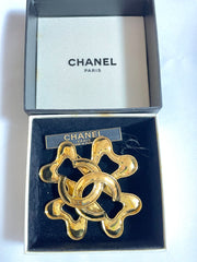 Vintage Chanel large flower clover brooch with CC mark. Gorgeous masterpiece jewelry. 0408244