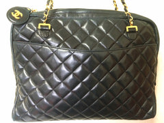 Vintage CHANEL black lambskin large classic bag with double golden chain strap and a CC pull charm. Perfect daily bag