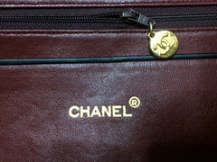 Vintage CHANEL black lambskin large classic bag with double golden chain strap and a CC pull charm. Perfect daily bag