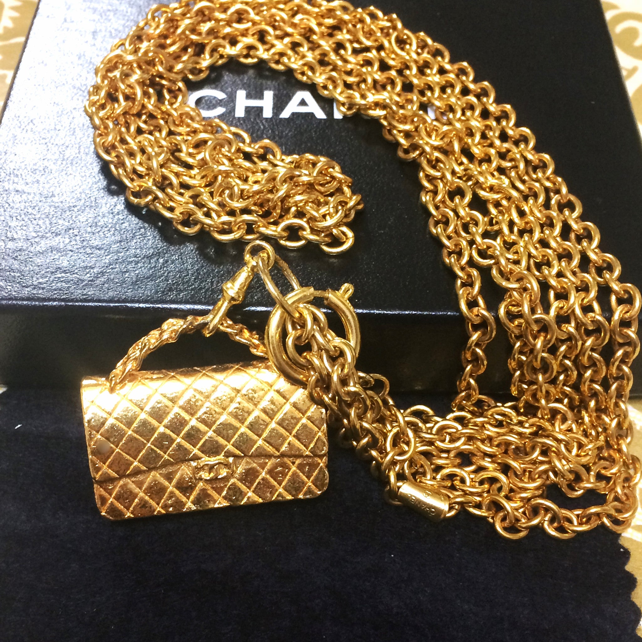 Vintage CHANEL golden double chain necklace with classic 2.55 bag