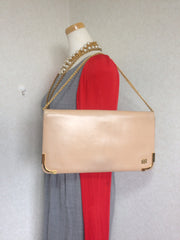 Vintage Bally nude beige leather chain shoulder bag, can be clutch purse with gold tone logo motif and frames.