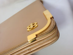 Vintage Bally nude beige leather chain shoulder bag, can be clutch purse with gold tone logo motif and frames.