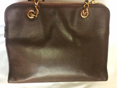 Vintage CHANEL dark brown caviarskin chain shoulder tote bag with golden CC closure. Classic and daily use bag
