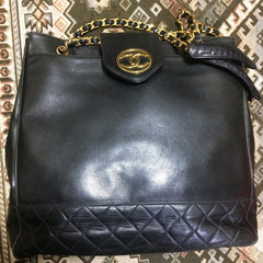 Vintage CHANEL black calf leather large chain shoulder tote bag with golden CC mark motif at flap. Classic purse for daily use.