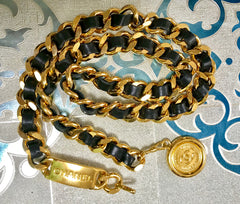 NEW/Mint. Vintage CHANEL black leather thick chain belt with golden logo bar plate and CC charm. Nice and heavy single layer belt