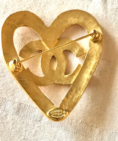 Vintage CHANEL outlined gold tone heart brooch with CC mark. Chic and cute  jewelry piece for jackets, hat, shirts and more. Great gift idea.