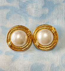 Vintage CHANEL gold tone large round earrings with faux pearl. Classic Chanel vintage jewelry gift. 0407281
