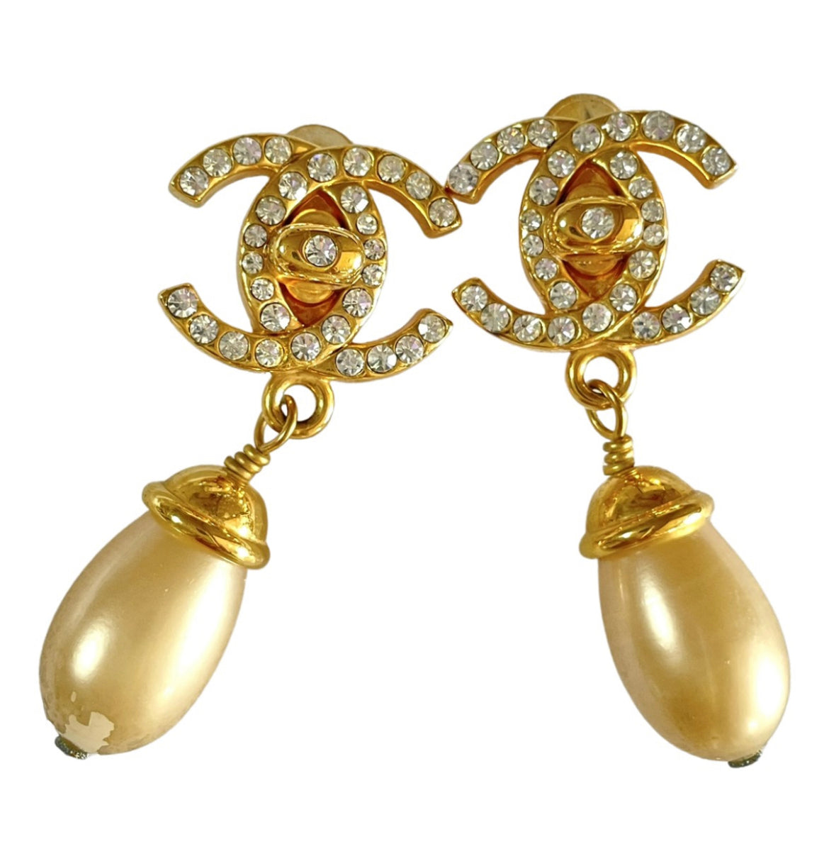 CHANEL Vintage golden turn lock CC and dangle pearl earrings