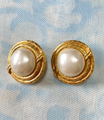 Vintage CHANEL gold tone large round earrings with faux pearl. Classic Chanel vintage jewelry gift. 0407281