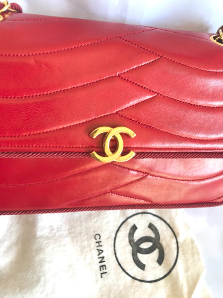 Vintage Chanel red 2.55 shoulder bag with wavy stitches and rope