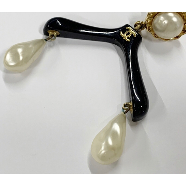 Vintage CHANEL black hanger design dangle earrings with teardrop faux –  eNdApPi ***where you can find your favorite designer  vintages..authentic, affordable, and lovable.