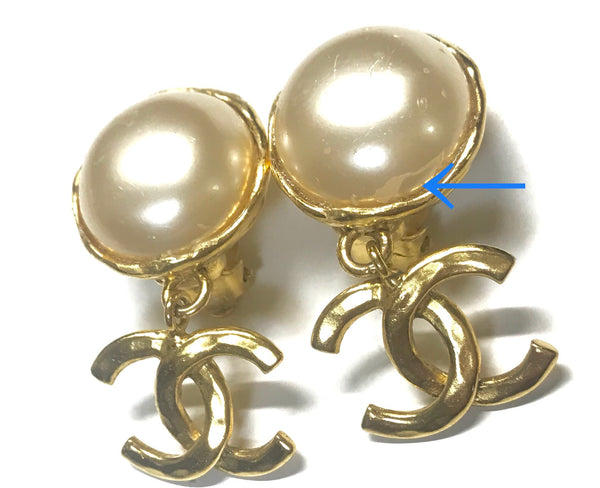 Vintage CHANEL round white faux pearl and golden CC dangle