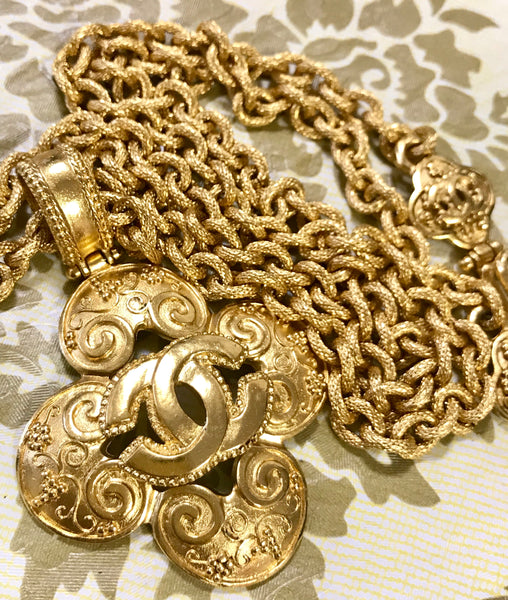 MINT. Vintage CHANEL long chain necklace with large arabesque