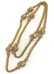 Vintage CHANEL golden chain and oval faux pearl necklace with CC mark motifs. Can be worn in double.